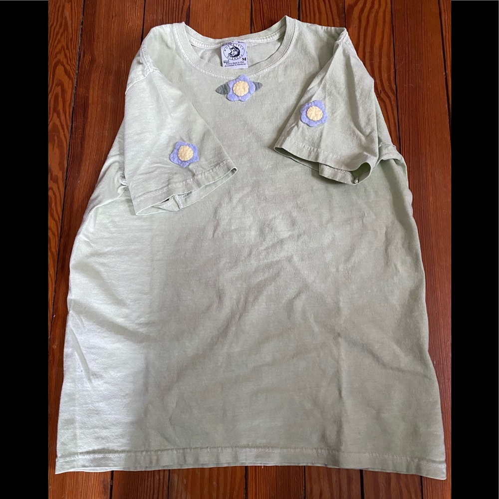Authentic Pigment TShirtAppliqué flower stonewash